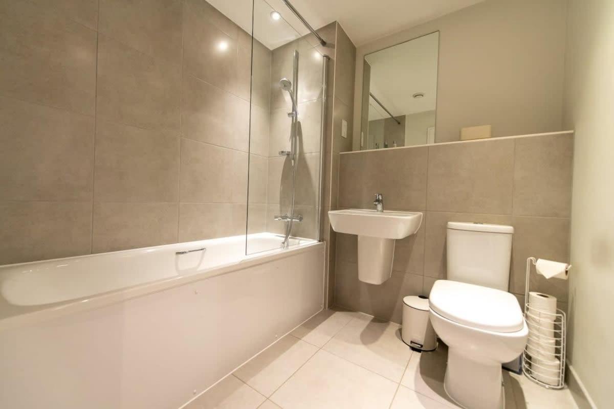 Fantastic 1 Bed Apartment In Crawley Eksteriør bilde
