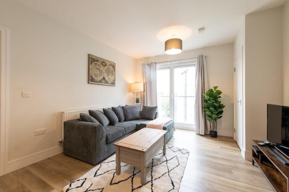 Fantastic 1 Bed Apartment In Crawley Eksteriør bilde
