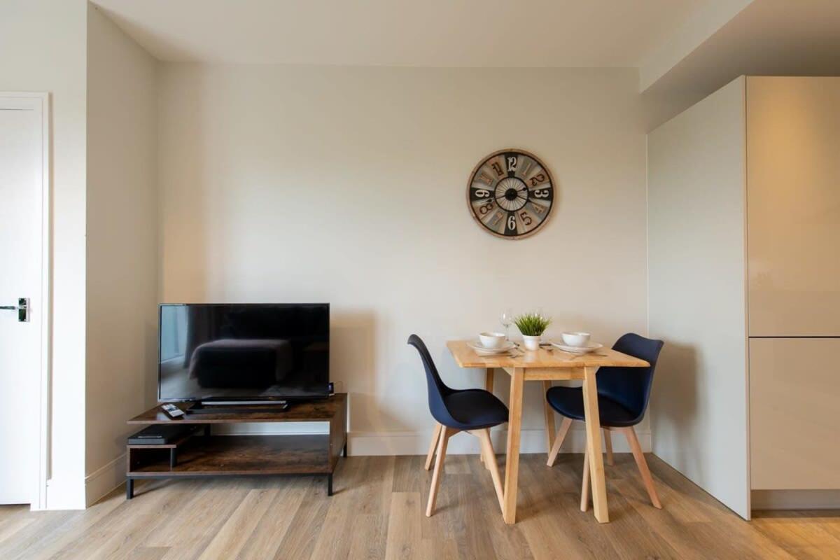 Fantastic 1 Bed Apartment In Crawley Eksteriør bilde