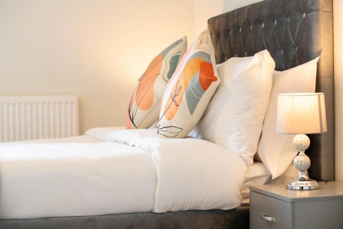 Fantastic 1 Bed Apartment In Crawley Eksteriør bilde