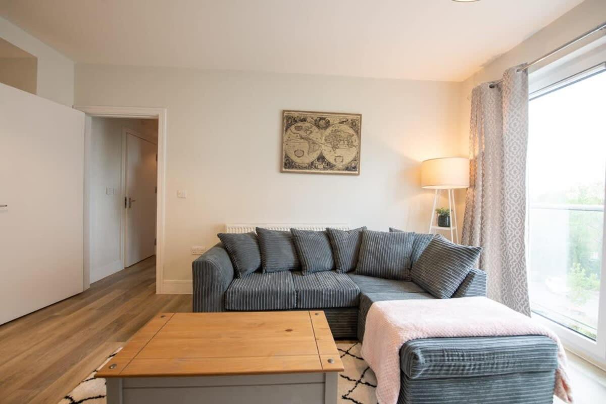 Fantastic 1 Bed Apartment In Crawley Eksteriør bilde